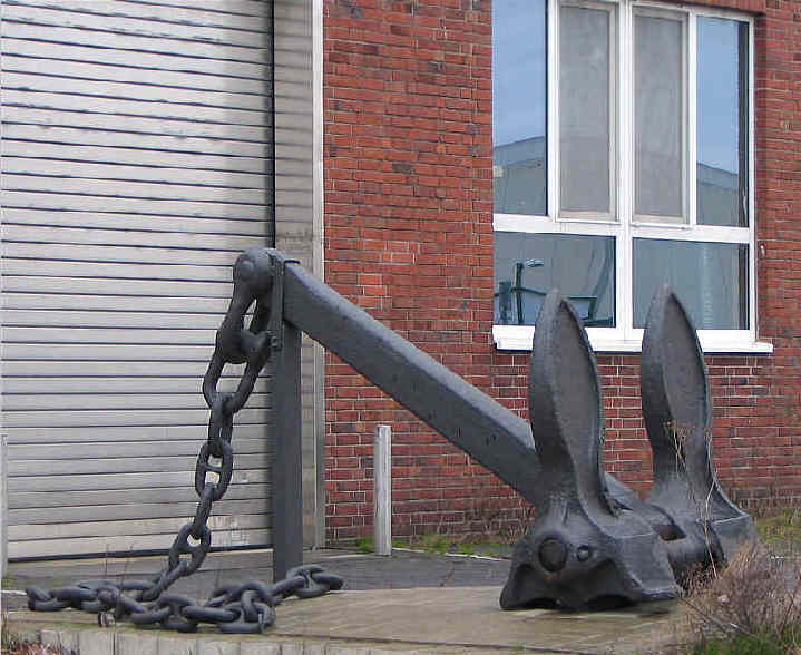 Datei:Anker vor Halle XI.jpg