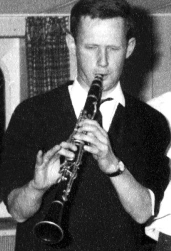 Datei:1962 als Klarinettist des Jazz-Circle Cuxhaven (Jazzbandball auf Seute Deern).jpg