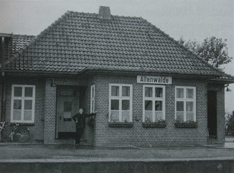 Datei:Bahnhof Altenwalde sw.jpg