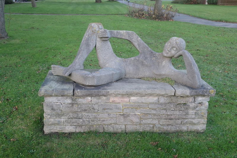 Datei:Liegender knabe 02110.jpg