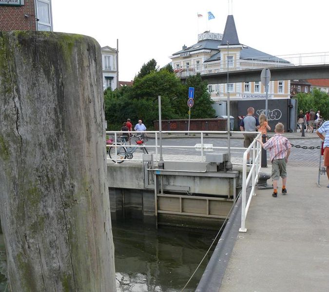Datei:Döser Schleuse.JPG