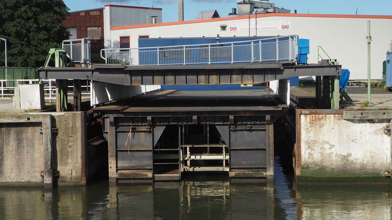 Datei:Seeschleuse Innentor offen P8280040.jpg