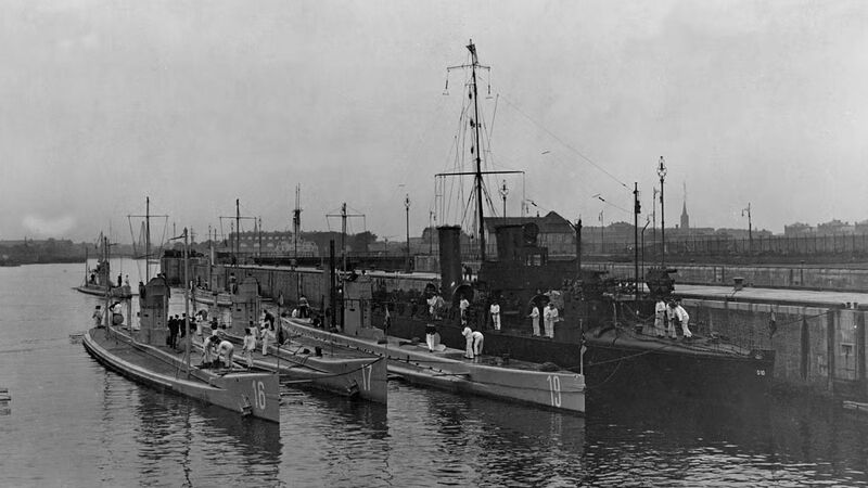 Datei:U16 im Hafen.jpg