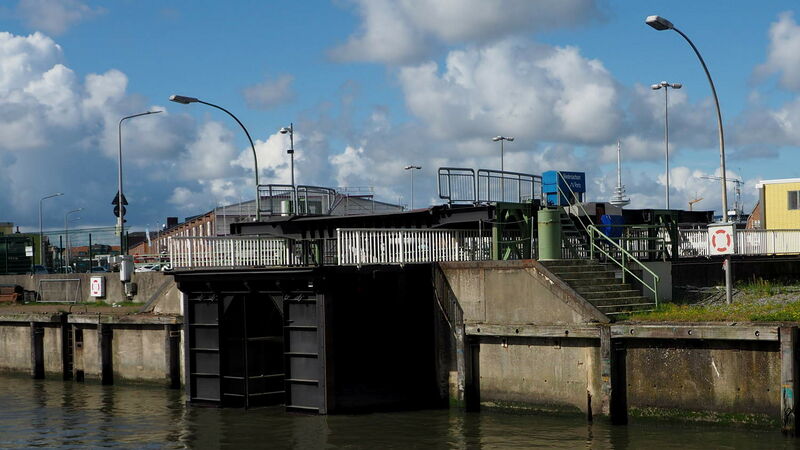 Datei:Seeschleuse Aussenhaupt P8280052.jpg