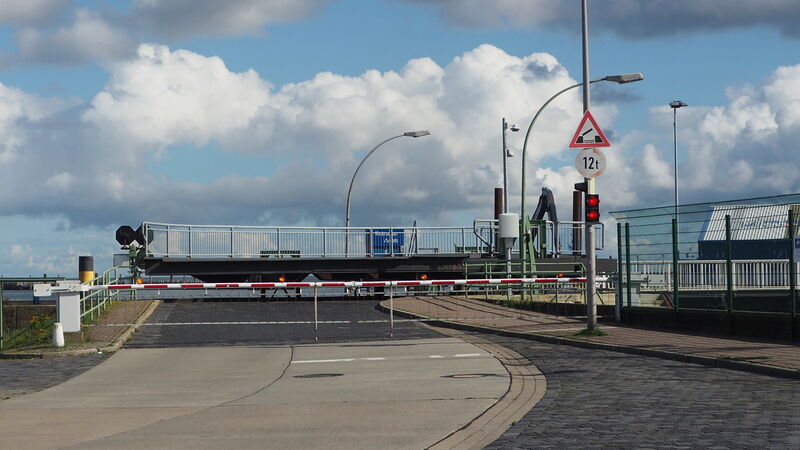 Datei:Seeschleuse Aussentor Fahrbahn P8280046.jpg