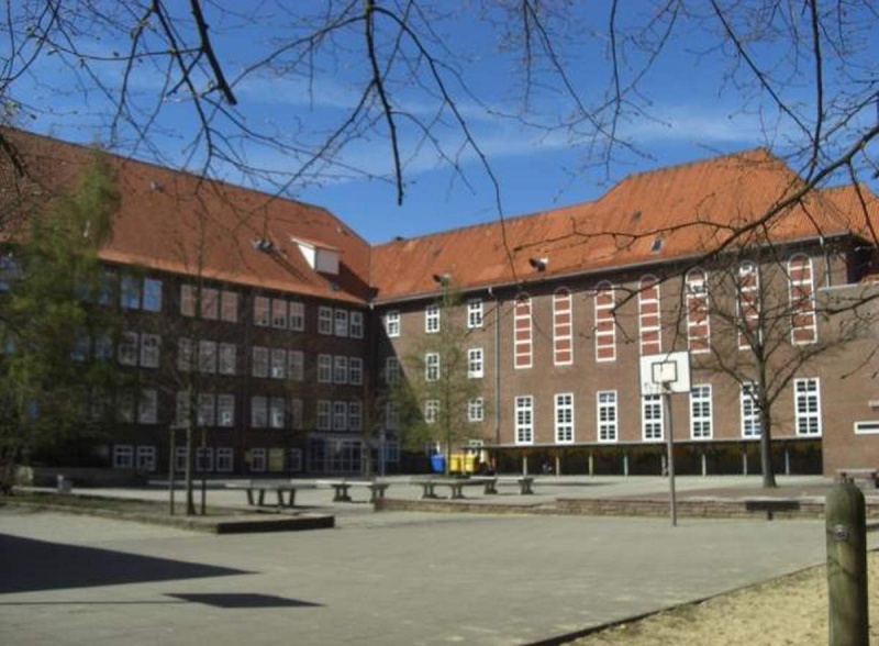 Datei:Bleickenschule Schulhof 2010.jpg