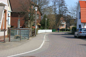 Hinter der Kirche 6702.jpg