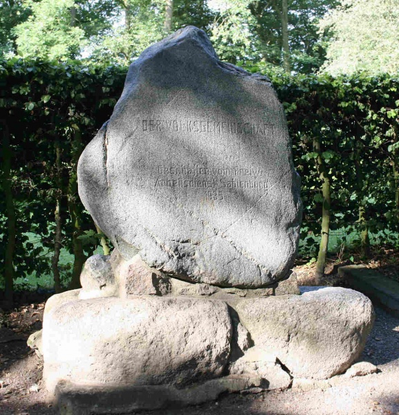 Datei:Gedenkstein volksgemeinschaft.jpg
