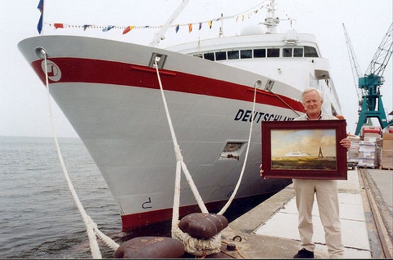 Datei:Enno Kleinert mit dem Gemälde der Deutschland vor der Deutschland am Steubenhöft in Cuxhaven.jpg