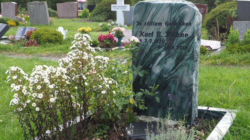 Datei:Grabstein Kuehne Karl P9200307.jpg