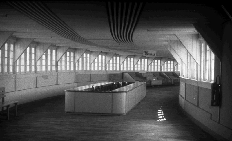 Datei:HAPAG-Hallen Passkontrolle 07 81.jpg